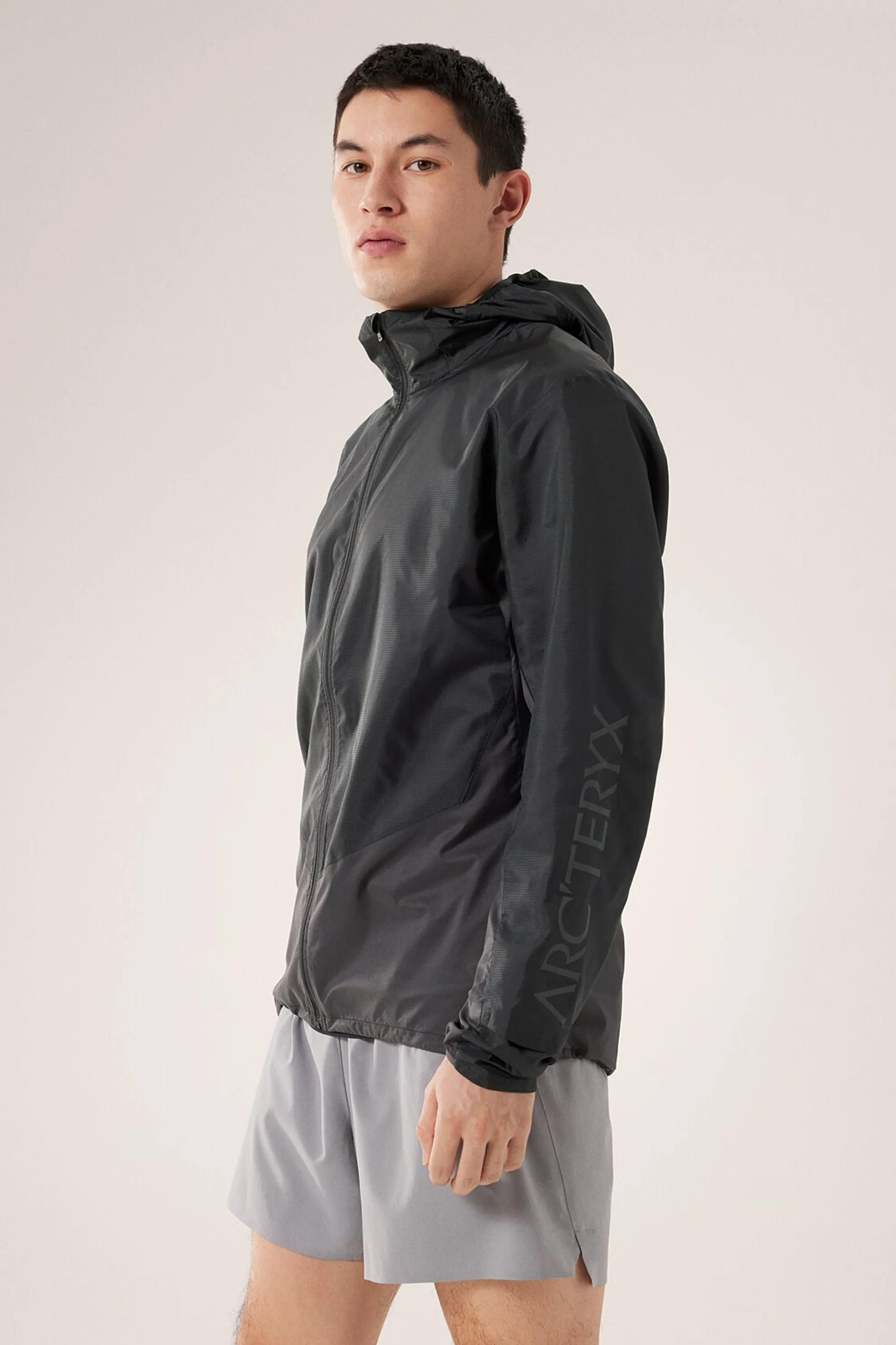 Arc'teryx Men's Norvan Windshell Hoody in Black/Graphite