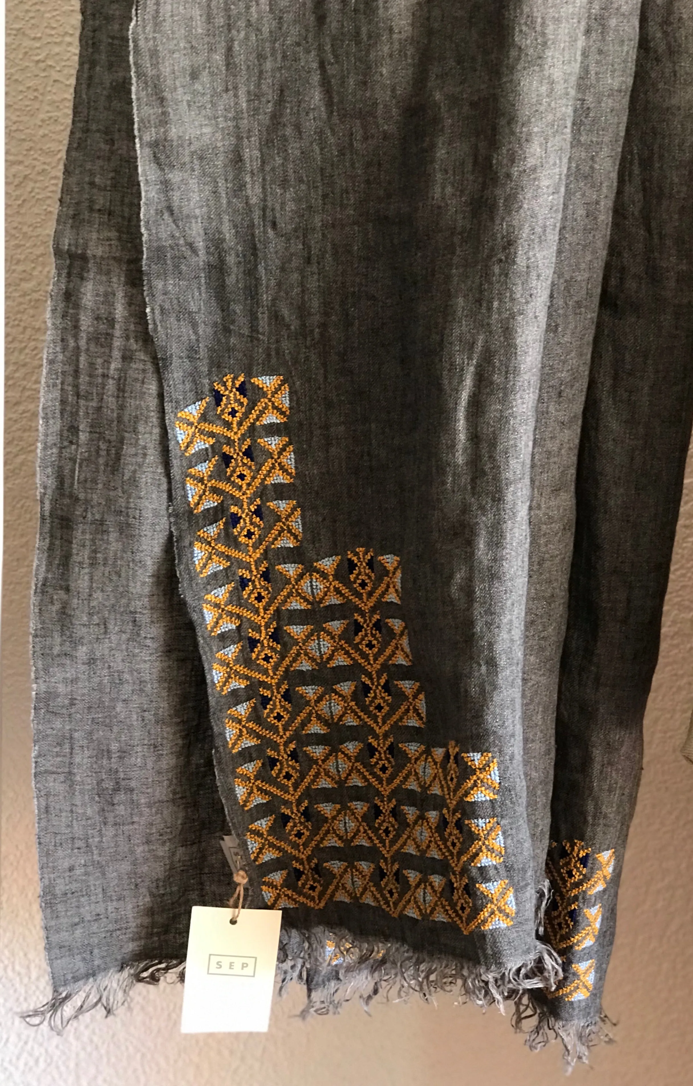 GRAY LINEN SHAWL - MADE51 X UNHCR Limited Edition