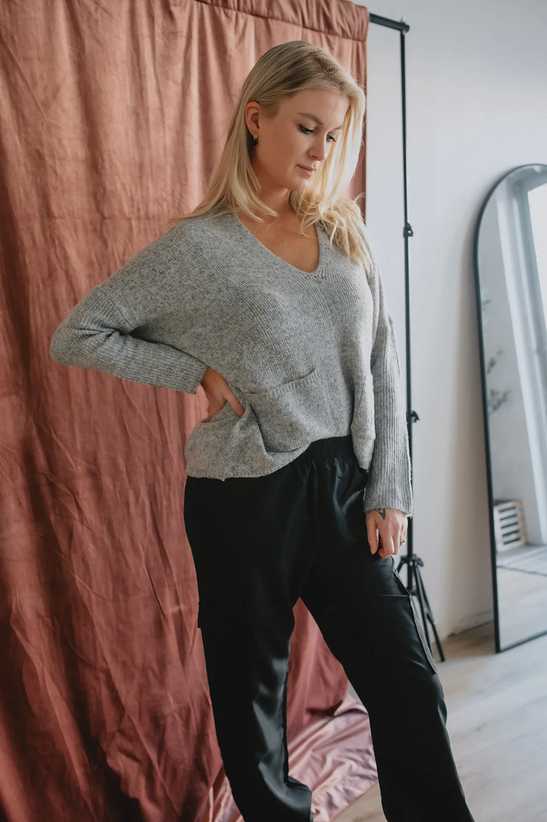 The Robin Pocket Sweater - Grey